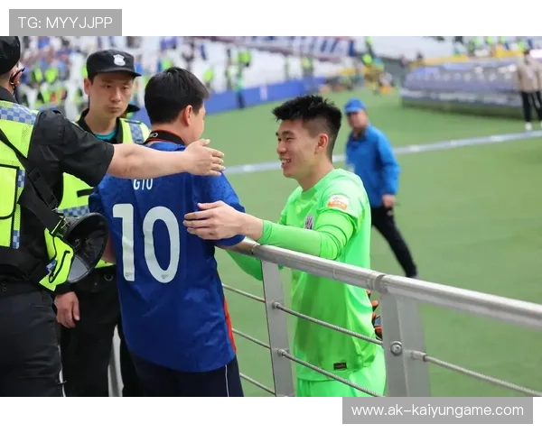 球员赛后与球迷合影留念传递温暖与感谢之情(151 ) 球员赛后与球迷合影留念传递温暖与感谢之情(151 )